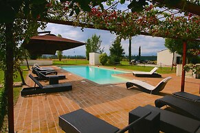 Modern Holiday Home in Foligno - Loc. With Pool