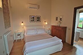 Modern Holiday Home in Foligno - Loc. With Pool