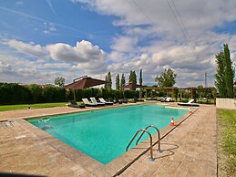 Modern Holiday Home in Foligno - Loc. With Pool