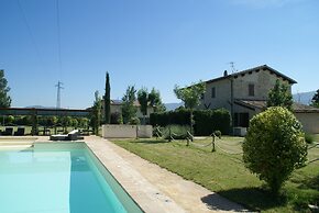 Modern Holiday Home in Foligno - Loc. With Pool