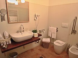 Modern Holiday Home in Foligno - Loc. With Pool