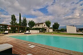 Modern Holiday Home in Foligno - Loc. With Pool