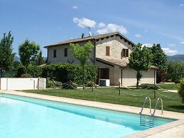Modern Holiday Home in Foligno - Loc. With Pool