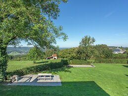 Vintage Villa With Private Garden in Rendeux