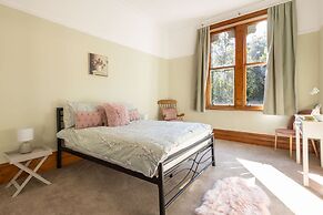 Host Stay Chatsworth Townhouse II