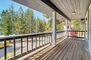 Walk to Donner Lake: Truckee Cabin w/ Private Deck