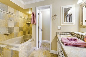 Walk to Donner Lake: Truckee Cabin w/ Private Deck