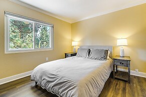 Walk to Donner Lake: Truckee Cabin w/ Private Deck