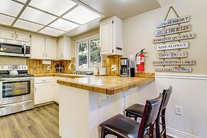 Walk to Donner Lake: Truckee Cabin w/ Private Deck