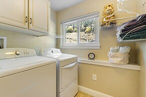 Walk to Donner Lake: Truckee Cabin w/ Private Deck