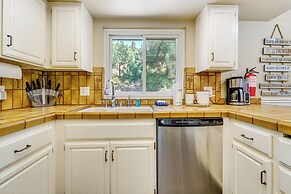 Walk to Donner Lake: Truckee Cabin w/ Private Deck