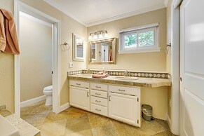 Walk to Donner Lake: Truckee Cabin w/ Private Deck