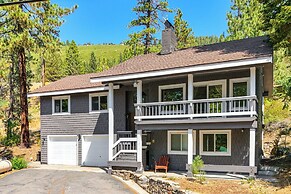 Walk to Donner Lake: Truckee Cabin w/ Private Deck