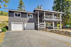Walk to Donner Lake: Truckee Cabin w/ Private Deck