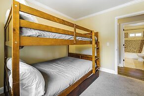 Walk to Donner Lake: Truckee Cabin w/ Private Deck