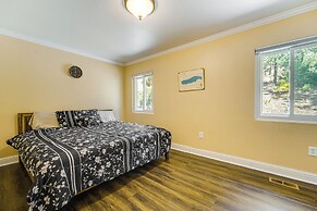 Walk to Donner Lake: Truckee Cabin w/ Private Deck