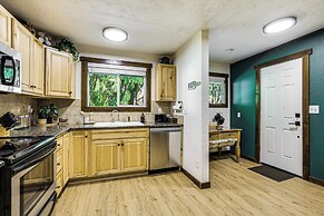 Close to Mt Hood Skibowl: Retro Rhododendron Cabin