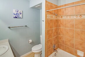 5 Mi to Area Attractions: Home w/ Hot Tub