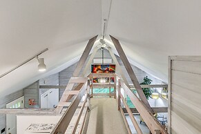 Serene Holmes Cottage Near Lakes & Trails!