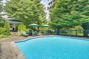 Serene Holmes Cottage Near Lakes & Trails!