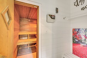 Serene Holmes Cottage Near Lakes & Trails!