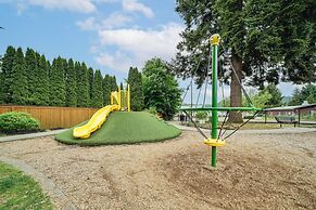 1 Mi to Snoqualmie River: Pet-friendly Home!