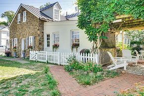 Cottage w/ Furnished Patio & Garden: Dtwn Leesburg