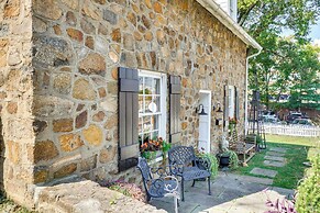 Cottage w/ Furnished Patio & Garden: Dtwn Leesburg
