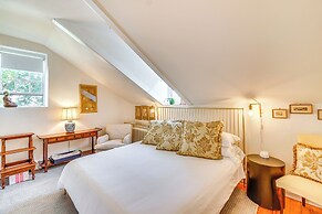 Cottage w/ Furnished Patio & Garden: Dtwn Leesburg