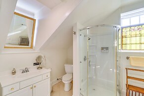 Cottage w/ Furnished Patio & Garden: Dtwn Leesburg