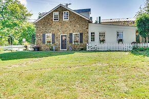 Cottage w/ Furnished Patio & Garden: Dtwn Leesburg