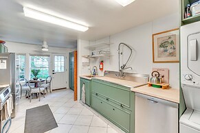 Cottage w/ Furnished Patio & Garden: Dtwn Leesburg