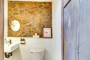 Cottage w/ Furnished Patio & Garden: Dtwn Leesburg