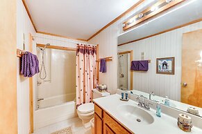 2 Mi to Snowshoe Resort: Townhome w/ Deck!