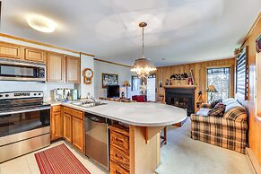 2 Mi to Snowshoe Resort: Townhome w/ Deck!