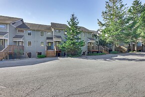 2 Mi to Snowshoe Resort: Townhome w/ Deck!