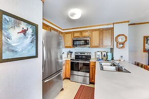 2 Mi to Snowshoe Resort: Townhome w/ Deck!