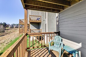 2 Mi to Snowshoe Resort: Townhome w/ Deck!