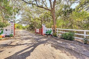 Rescue Ranch Retreat w/ Goats, Horses & Chickens!