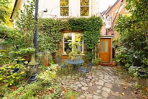 The Abinger Place - Inviting 2bdr House With Study Room & Garden