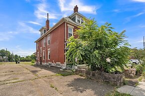 Cozy Renovated 19th Century Home, 5 Min to OSU! 3 Bedroom Home by Paul