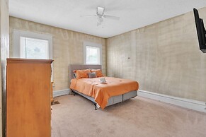 Cozy Renovated 19th Century Home, 5 Min to OSU! 3 Bedroom Home by Paul