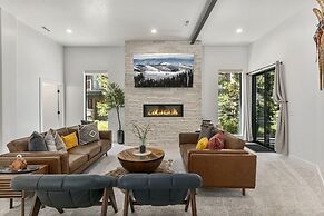 9005B - Luxury Two Bedroom + Den 2 Home