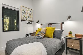 9005B - Luxury Two Bedroom + Den 2 Home