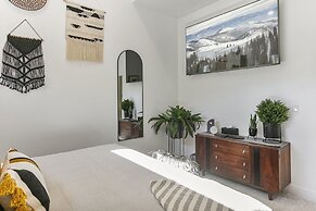 9005B - Luxury Two Bedroom + Den 2 Home