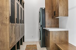 9005B - Luxury Two Bedroom + Den 2 Home