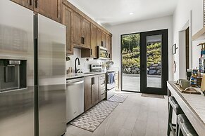 9005B - Luxury Two Bedroom + Den 2 Home