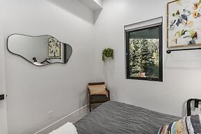 9005B - Luxury Two Bedroom + Den 2 Home