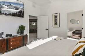 9005B - Luxury Two Bedroom + Den 2 Home