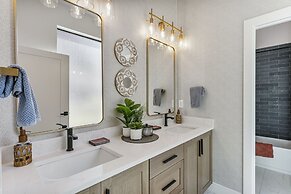 9005B - Luxury Two Bedroom + Den 2 Home